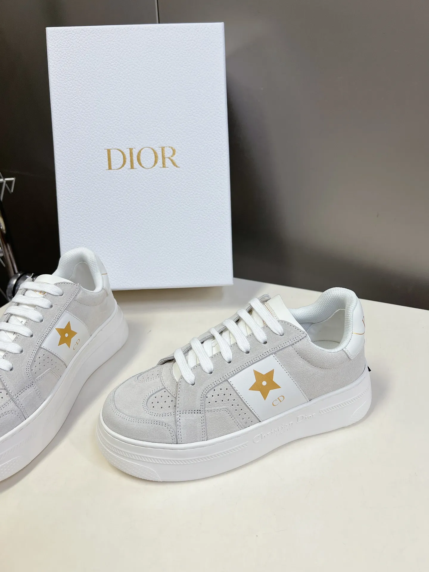 👟👟Ex-factory price 640👟👟 Dior's new platform shoes thick-soled casual shoes. Purchased and developed from Taikoo Hui RMB 16,400. These Dior Star sneakers continue the timeless silhouette and are carefully made of cow leather, so they are particularly comfortable on the feet. They are decorated with tonal suede panels and metal stars to decorate the lace eyelets to enhance the style. The lightweight style is matched with the "Christian Dior" logo thin sole, suitable for all seasons, and can be matched with all kinds of casual looks to add a finishing touch. Classic and super durable. The upper is stitched with cowhide. The original IP outsole height is 4CM. Size: 35-41. A full set of counter synchronized gift boxes 💝 packaging